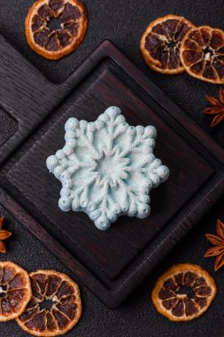 Noel mochi 'si, ay çöreği ya da kar tanesi şeklinde cheesecake, meyveli Asya tatlısı. Tasarımınız için yemek arkaplanı olarak Noel mochi 'si veya cheesecake.