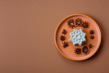 Noel mochi 'si, ay çöreği ya da kar tanesi şeklinde cheesecake, meyveli Asya tatlısı. Tasarımınız için yemek arkaplanı olarak Noel mochi 'si veya cheesecake.