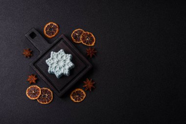 Noel mochi 'si, ay çöreği ya da kar tanesi şeklinde cheesecake, meyveli Asya tatlısı. Tasarımınız için yemek arkaplanı olarak Noel mochi 'si veya cheesecake.