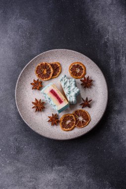 Noel mochi 'si, ay çöreği ya da kar tanesi şeklinde cheesecake, meyveli Asya tatlısı. Tasarımınız için yemek arkaplanı olarak Noel mochi 'si veya cheesecake.