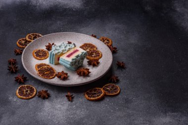 Noel mochi 'si, ay çöreği ya da kar tanesi şeklinde cheesecake, meyveli Asya tatlısı. Tasarımınız için yemek arkaplanı olarak Noel mochi 'si veya cheesecake.