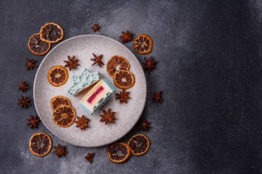 Noel mochi 'si, ay çöreği ya da kar tanesi şeklinde cheesecake, meyveli Asya tatlısı. Tasarımınız için yemek arkaplanı olarak Noel mochi 'si veya cheesecake.