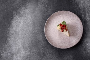 Doğum günü veya bayram için beyaz kremalı bir dilim tatlı pasta. Tasarımın için yemek arkaplanı olarak bir dilim pasta