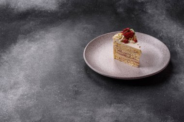 Doğum günü veya bayram için beyaz kremalı bir dilim tatlı pasta. Tasarımın için yemek arkaplanı olarak bir dilim pasta