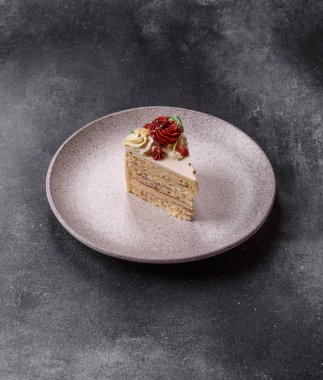 Doğum günü veya bayram için beyaz kremalı bir dilim tatlı pasta. Tasarımın için yemek arkaplanı olarak bir dilim pasta