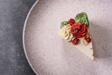 Doğum günü veya bayram için beyaz kremalı bir dilim tatlı pasta. Tasarımın için yemek arkaplanı olarak bir dilim pasta