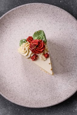 Doğum günü veya bayram için beyaz kremalı bir dilim tatlı pasta. Tasarımın için yemek arkaplanı olarak bir dilim pasta