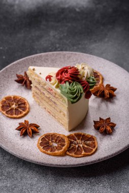 Doğum günü veya bayram için beyaz kremalı bir dilim tatlı pasta. Tasarımın için yemek arkaplanı olarak bir dilim pasta