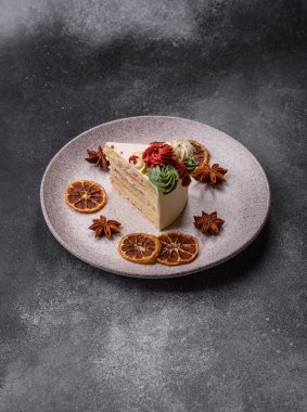 Doğum günü veya bayram için beyaz kremalı bir dilim tatlı pasta. Tasarımın için yemek arkaplanı olarak bir dilim pasta