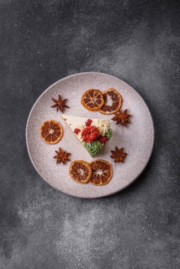 Doğum günü veya bayram için beyaz kremalı bir dilim tatlı pasta. Tasarımın için yemek arkaplanı olarak bir dilim pasta