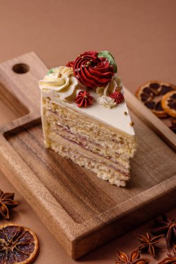 Doğum günü veya bayram için beyaz kremalı bir dilim tatlı pasta. Tasarımın için yemek arkaplanı olarak bir dilim pasta