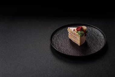 Doğum günü veya bayram için beyaz kremalı bir dilim tatlı pasta. Tasarımın için yemek arkaplanı olarak bir dilim pasta