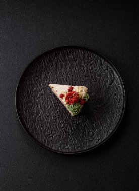 Doğum günü veya bayram için beyaz kremalı bir dilim tatlı pasta. Tasarımın için yemek arkaplanı olarak bir dilim pasta