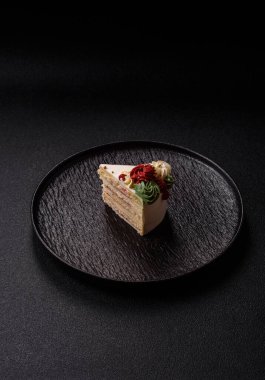 Doğum günü veya bayram için beyaz kremalı bir dilim tatlı pasta. Tasarımın için yemek arkaplanı olarak bir dilim pasta