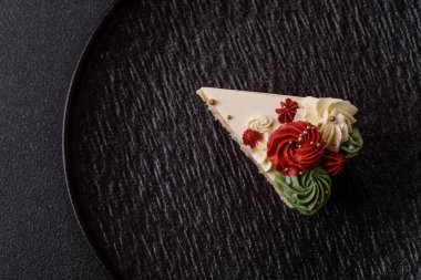 Doğum günü veya bayram için beyaz kremalı bir dilim tatlı pasta. Tasarımın için yemek arkaplanı olarak bir dilim pasta