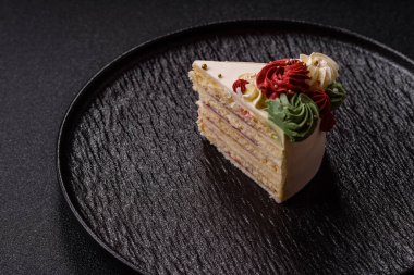 Doğum günü veya bayram için beyaz kremalı bir dilim tatlı pasta. Tasarımın için yemek arkaplanı olarak bir dilim pasta