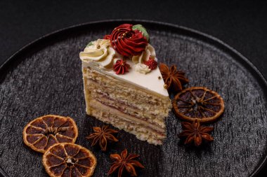 Doğum günü veya bayram için beyaz kremalı bir dilim tatlı pasta. Tasarımın için yemek arkaplanı olarak bir dilim pasta