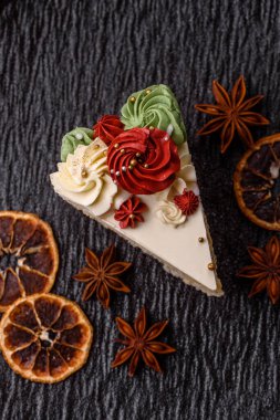 Doğum günü veya bayram için beyaz kremalı bir dilim tatlı pasta. Tasarımın için yemek arkaplanı olarak bir dilim pasta