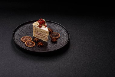 Doğum günü veya bayram için beyaz kremalı bir dilim tatlı pasta. Tasarımın için yemek arkaplanı olarak bir dilim pasta