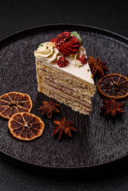 Doğum günü veya bayram için beyaz kremalı bir dilim tatlı pasta. Tasarımın için yemek arkaplanı olarak bir dilim pasta