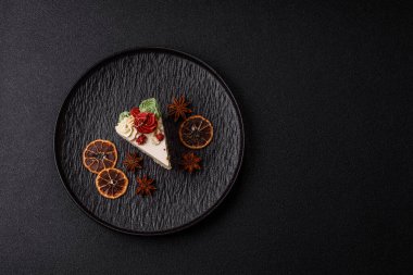 Doğum günü veya bayram için beyaz kremalı bir dilim tatlı pasta. Tasarımın için yemek arkaplanı olarak bir dilim pasta