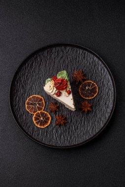 Doğum günü veya bayram için beyaz kremalı bir dilim tatlı pasta. Tasarımın için yemek arkaplanı olarak bir dilim pasta