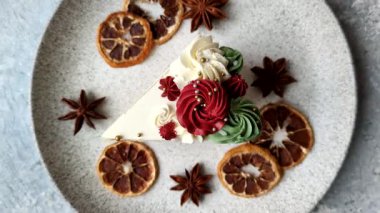 Doğum günü veya bayram için beyaz kremalı bir dilim tatlı pasta. Tasarımın için yemek arkaplanı olarak bir dilim pasta