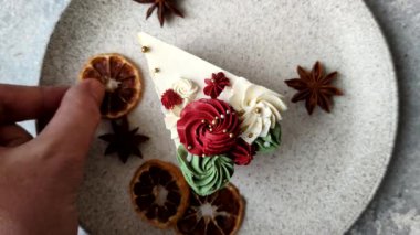 Doğum günü veya bayram için beyaz kremalı bir dilim tatlı pasta. Tasarımın için yemek arkaplanı olarak bir dilim pasta