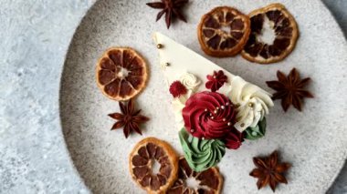 Doğum günü veya bayram için beyaz kremalı bir dilim tatlı pasta. Tasarımın için yemek arkaplanı olarak bir dilim pasta