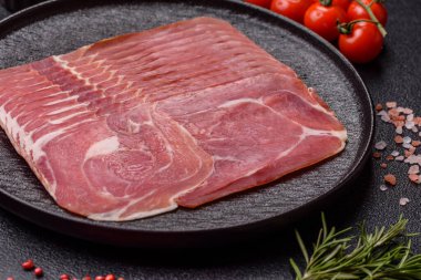 Et, jambon, jambon ya da kahvaltıda dilimlenmiş jambon. Dilimlenmiş jambon, jambon ya da jambon. Tasarımınız için yemek arkaplanı olarak.