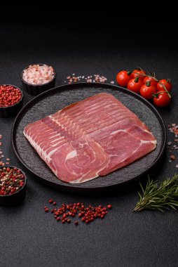 Et, jambon, jambon ya da kahvaltıda dilimlenmiş jambon. Dilimlenmiş jambon, jambon ya da jambon. Tasarımınız için yemek arkaplanı olarak.