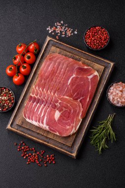 Et, jambon, jambon ya da kahvaltıda dilimlenmiş jambon. Dilimlenmiş jambon, jambon ya da jambon. Tasarımınız için yemek arkaplanı olarak.