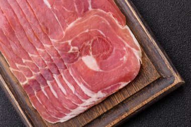 Et, jambon, jambon ya da kahvaltıda dilimlenmiş jambon. Dilimlenmiş jambon, jambon ya da jambon. Tasarımınız için yemek arkaplanı olarak.