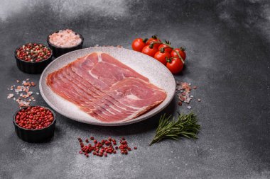 Et, jambon, jambon ya da kahvaltıda dilimlenmiş jambon. Dilimlenmiş jambon, jambon ya da jambon. Tasarımınız için yemek arkaplanı olarak.