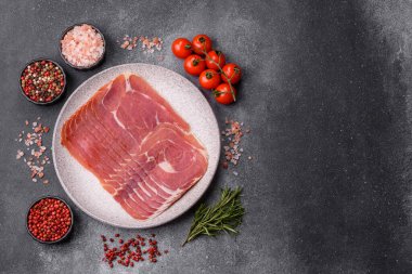 Et, jambon, jambon ya da kahvaltıda dilimlenmiş jambon. Dilimlenmiş jambon, jambon ya da jambon. Tasarımınız için yemek arkaplanı olarak.