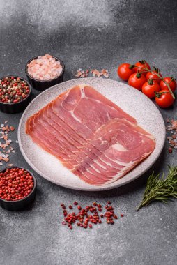 Et, jambon, jambon ya da kahvaltıda dilimlenmiş jambon. Dilimlenmiş jambon, jambon ya da jambon. Tasarımınız için yemek arkaplanı olarak.