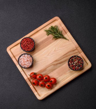 Boş bir ahşap tepsi ya da tabak, yemek hazırlamak için mutfak gereçleri. Tasarımınız için yiyecek arka planı olarak boş bir tahta tepsi