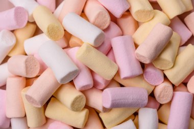 Beyaz, pembe ve pastel renkli mini marşmelovlar, renkli bir Noel tatlısı. Şekerlemeler, tasarımınız için bir gıda arka planıdır.