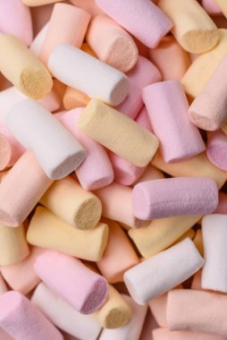 Beyaz, pembe ve pastel renkli mini marşmelovlar, renkli bir Noel tatlısı. Şekerlemeler, tasarımınız için bir gıda arka planıdır.