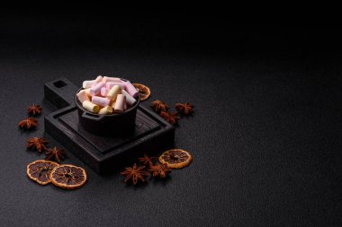 Beyaz, pembe ve pastel renkli mini marşmelovlar, renkli bir Noel tatlısı. Şekerlemeler, tasarımınız için bir gıda arka planıdır.