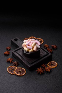 Beyaz, pembe ve pastel renkli mini marşmelovlar, renkli bir Noel tatlısı. Şekerlemeler, tasarımınız için bir gıda arka planıdır.