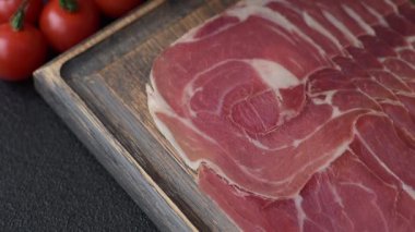 Et, jambon, jambon ya da kahvaltıda dilimlenmiş jambon. Dilimlenmiş jambon, jambon veya prosciutto.