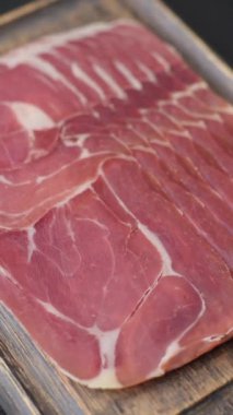 Et, jambon, jambon ya da kahvaltıda dilimlenmiş jambon. Dilimlenmiş jambon, jambon veya prosciutto.