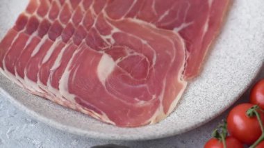 Et, jambon, jambon ya da kahvaltıda dilimlenmiş jambon. Dilimlenmiş jambon, jambon veya prosciutto.