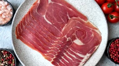 Et, jambon, jambon ya da kahvaltıda dilimlenmiş jambon. Dilimlenmiş jambon, jambon veya prosciutto.