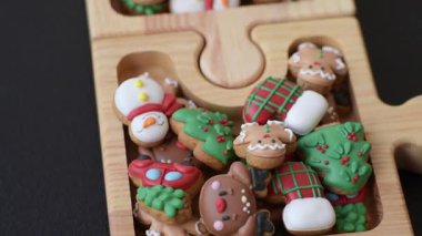 Beyaz, pembe ve pastel renkli mini marşmelovlar, renkli bir Noel tatlısı. Şekerlemeler, tasarımınız için bir gıda arka planıdır.