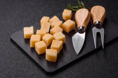 Küplü çedar, gouda ya da parmesan peyniri. Tasarımınız için yemek arkaplanı olarak küp peynir