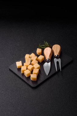 Küplü çedar, gouda ya da parmesan peyniri. Tasarımınız için yemek arkaplanı olarak küp peynir