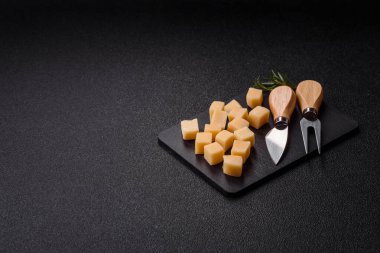 Küplü çedar, gouda ya da parmesan peyniri. Tasarımınız için yemek arkaplanı olarak küp peynir