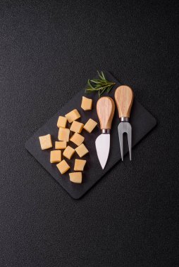 Küplü çedar, gouda ya da parmesan peyniri. Tasarımınız için yemek arkaplanı olarak küp peynir